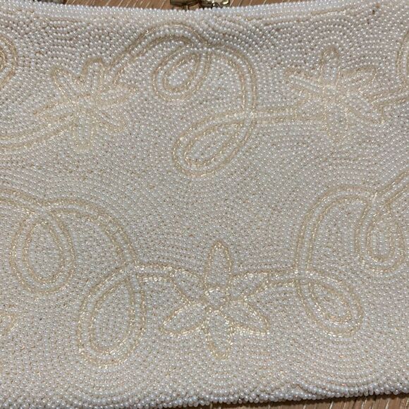 Mini vintage beaded White clutch with gold kiss lock - Picture 5 of 8